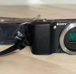 SONY NEX-3 Mirrorless SLR Camera 3 Batteries & batteries charger